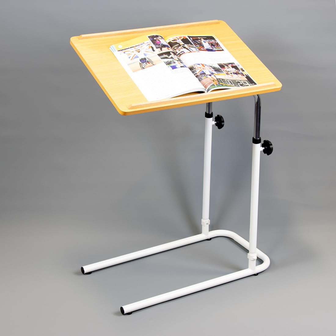 NRS Healthcare Mesa de sobrecama, inclinación y altura ajustable. Se suministra con ruedas giratorias o patas de diván deslizantes, efecto moderno de haya