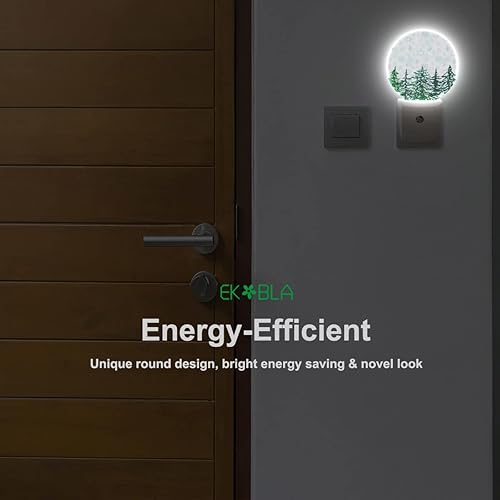 Miniatura 5 de EKOBLA Winter Wonderland - Luz nocturna enchufable con forma de copos de nieve que caen en el bosque de pinos verdes, lámpara de noche LED con