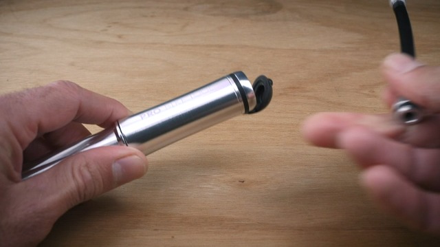 PRO BIKE TOOL Mini Pompa Per Bici - Pompa Alta Pressione Fino A 100 PSI, Per Strada E MTB, Valvole Presta E Schrader - Foto 7