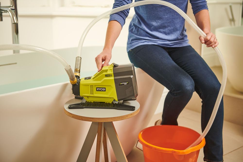 RYOBI - Pompe de transfert 18V - 1 500 L/h - aspiration 2,5 m - levée 14 m - Livrée avec 1 tuyau 2,5 m, 1 raccord rapide 18 mm, 1 adaptateur, 1 flacon d'huile lubrifiante et 1 filtre - R18TP-0