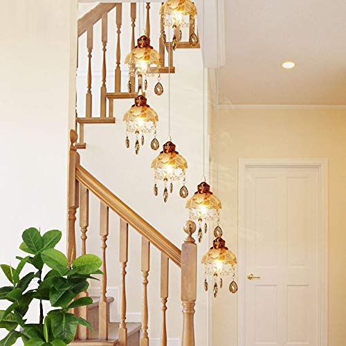 Lustre escalier en colimaçon pour habiller un grand vide de plafond