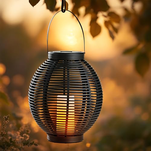 XXL Solar Laterne mit LED Kerze warm weiß inklusive Erdspieß - 43 x 38 cm - Garten Leuchtkugel groß in Rattan-Optik - Kugelleuchte Solarlampe Gartenleuchte Solarleuchte Hängelampe für Terrasse Balkon