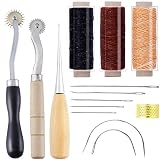 Amplia gama de usos: estas herramientas de trabajo de cuero están hechas de material de alta calidad, todos los mangos de madera tienen un acabado suave muy agradable y se adaptan bien a la mano humana. Las agujas de coser de cuero son resistentes y afiladas. Las herramientas básicas de cuero son lo suficientemente resistentes para un uso prolongado. Kit de reparación de agujas de cuero para alfombras, lonas, tapicería, abrigos, carpas, colchones, pieles y cuero.