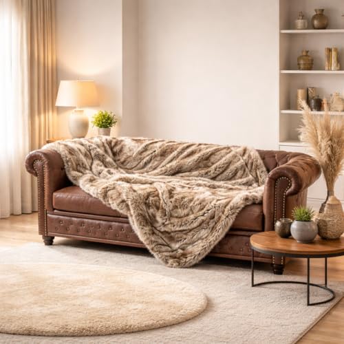 Quantum Interior by Maxland Felldecke, Kuscheldecke Flauschige Pelzdecke, Wendedecke Felloptik, XXL Überwurf für Sofa & Bett, hochwertig rustikale Tagesdecke (Braun/Wolf/Simba, 150 x...