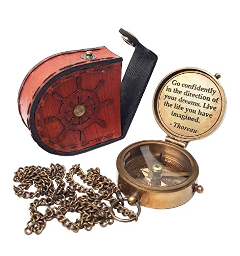 The New Antique Store - Thoreau's Go Confidently Zitat gravierter Kompass mit geprägtem Lederetui, Camping-Kompass, Bootskompass, Geschenk-Kompass, Geschenk zum Schulabschluss Cover