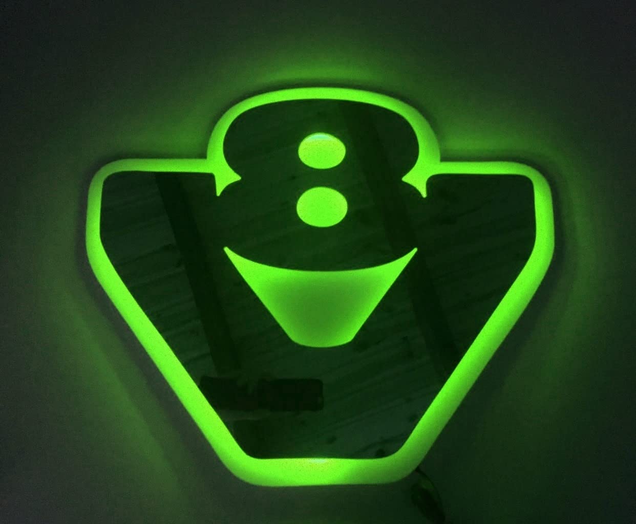 Signo de espejo V8 interior de cabina LED RGB para todos los camiones y camioneros SCANIA (540 x 460 mm)