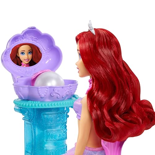 Mattel Księżniczka Disneya Arielka Muszelkowa toaletka Zestaw, lalka syrenka ze zdejmowanym ogonem, toaletka i 5 „perełek” z niespodziankami, JBF86