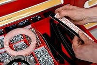 3M Dual Lock SJ354B, wiederlösbares Befestigungssystem - starke, wiederlösbare Verbindung von Kunststoffen (Polypropylen, Polyethylen), kritischen Lacken - 25mm x 2.5m, Dicke: 5.7mm (1-er Pack) – Ansicht 6