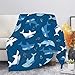 HUGS IDEA Couverture en peluche épaisse motif requin de dessin animé méditerranéen, bleu marine, pour la maison, le bureau, le dortoir, motif poisson de mer bleu - XS