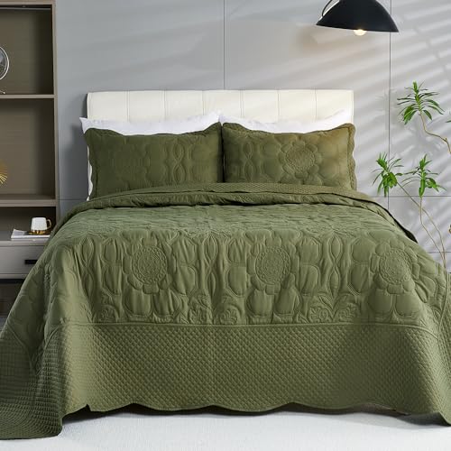 Image of EVENHUG Quilt Set King Size Soft Lightweight Olive Green Bedspreads with 2 Pillow Shams Reversible Bedding Coverlets for All Seasons 3 Piece (106 inchx96 inch)