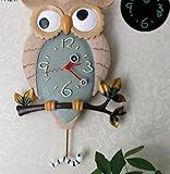Die Vielzahl der kunstvoll geschnitzten Schwarzwälder Kuckucksuhren kann an jeder Wand eine beeindruckende Dekoration schaffen.