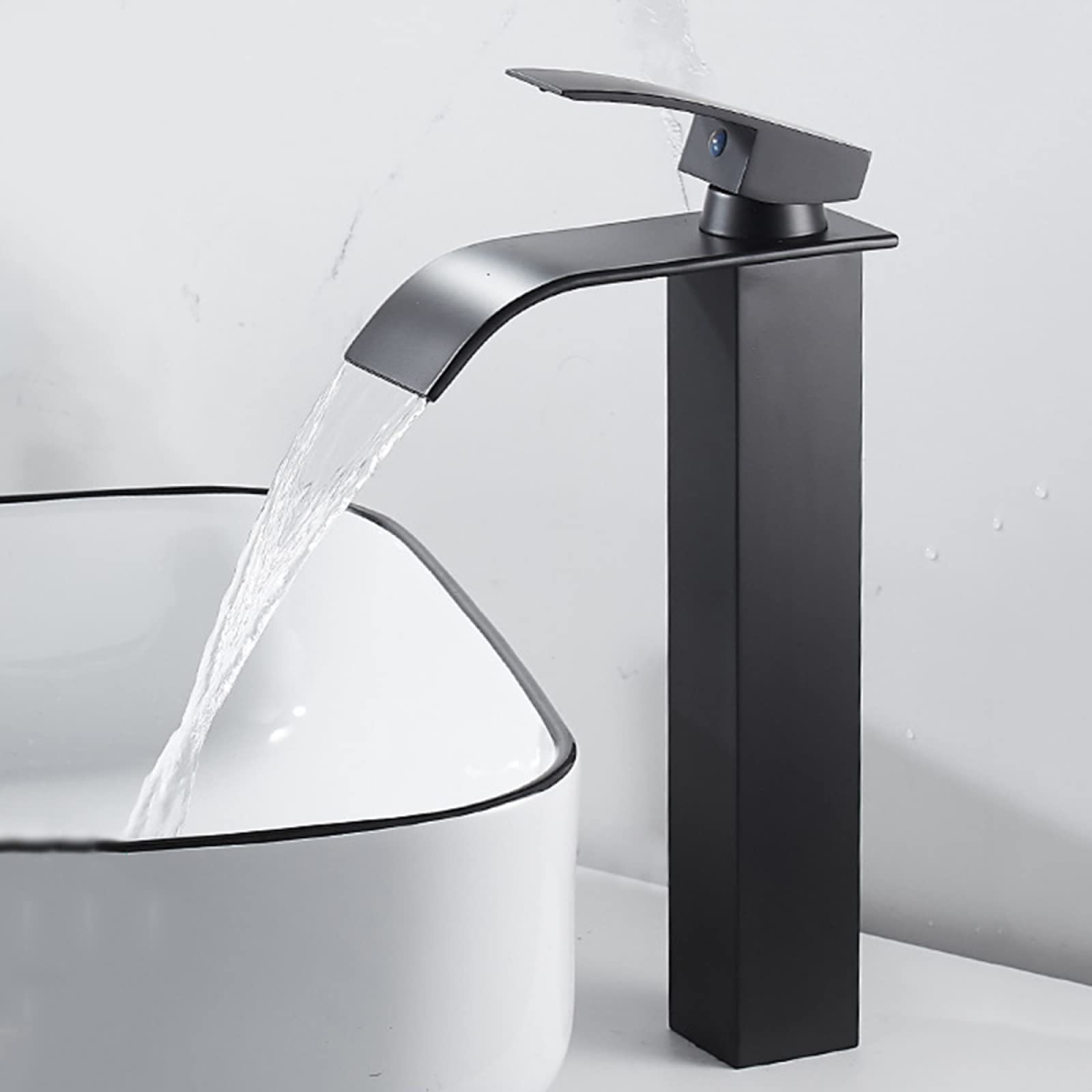 Robinet de lavabo cascade noir pour une routine matinale zen et moderne