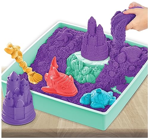 Kinetic Sand Sandbox Set Lila - mit 454 g original magischem kinetischem Sand aus Schweden, 1 Box, 3 Förmchen, 1 Schaufel für kreatives Indoor-Sandspiel, ab 3 Jahren