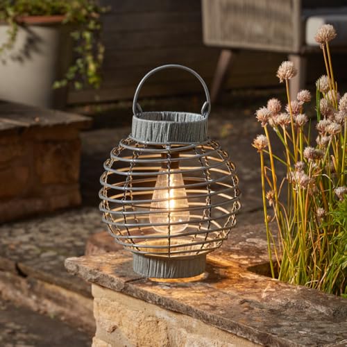 Festive Lights - Farol solar colgante de jardín de 23 cm, luz LED para exteriores con bombilla estilo filamento, mimbre sintético, brillo blanco cálido, resistente a la intemperie IP44, decoración