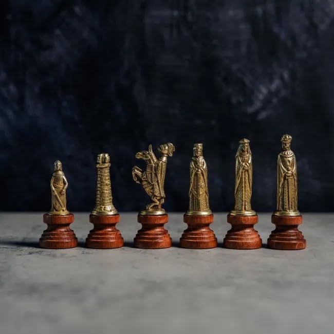 Italfama Jeu d'échecs médiéval 32 pièces – Pièces d'échecs médiévales en métal vieilli et base en bois, King hauteur 8,1 cm, adulte 14+
