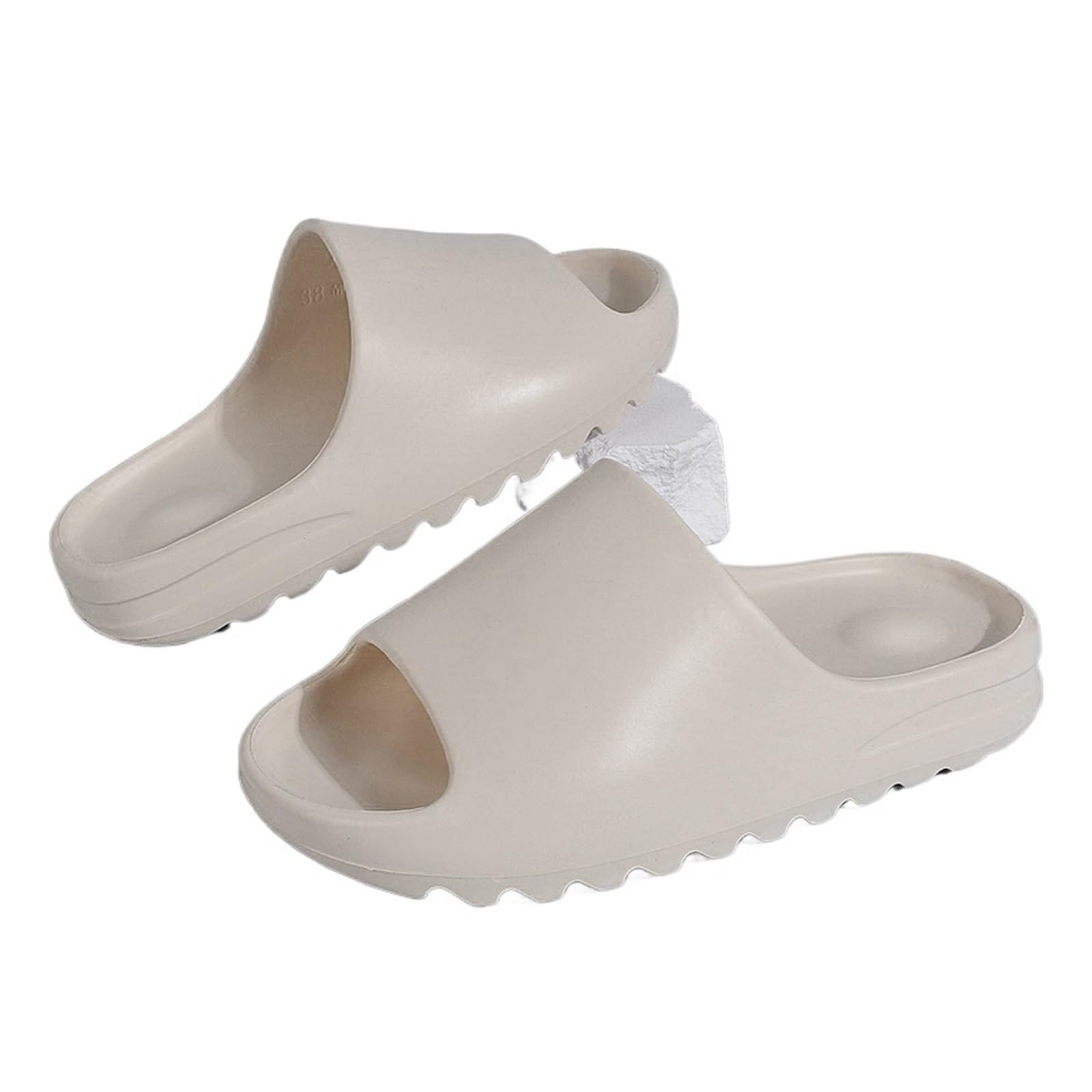 Claquettes tendance homme et sandales de créateur femme blanc crème en taille 40