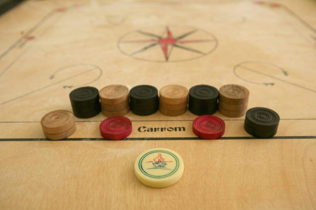 Ubergames Carrom Board Set ufficiale da 7 kg – Legno duro ecologico – Kit completo con dischi ufficiali (Carrom con tavoli e borsa) – India originale per 2-4 giocatori a partire da 8 anni