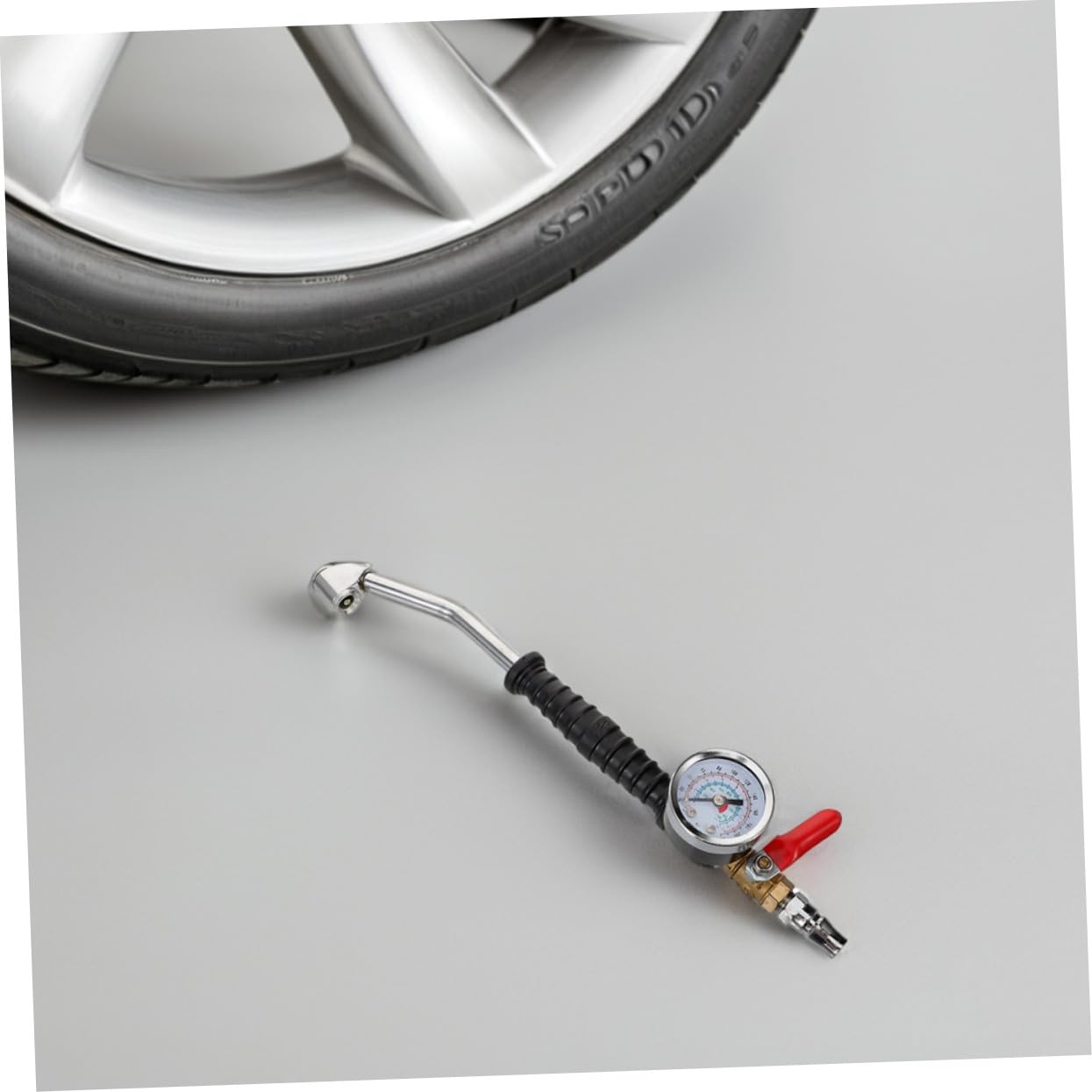 2 Stück Reifenfüller mit Manometer und Abgewinkeltem Design Kunststoff und Legierung Tragbar für Lkw und Wohnmobile zur Schnellen Reifenbefüllung Zufällige Farbe