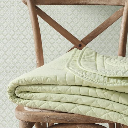 Image of Martha Stewart - Queen Size Quilt Set, Soft & Breathable Cotton Percale Quilted Bedding with Matching Pillowcases, Scalloped Edge Bed Set, Vintage Scallop Green