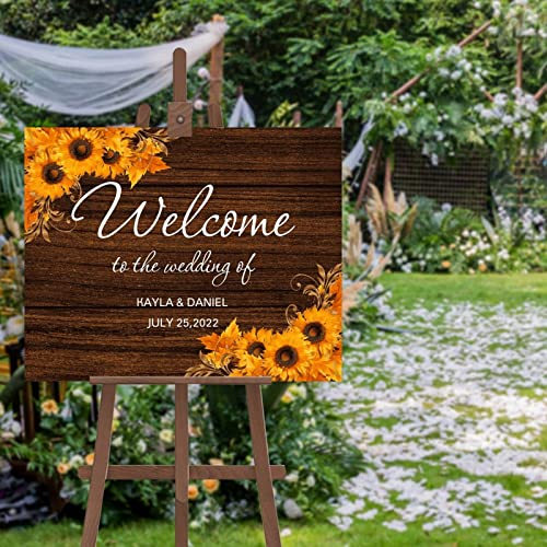 Cartel de madera amarillo para guiar invitados en la entrada de la boda