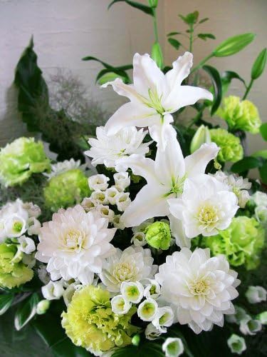 パリスタイルの花屋 ダリアとカサブランカのお供え花アレンジ 法事花 お悔やみ 七回忌 一周忌 四十九日 定価 三回忌
