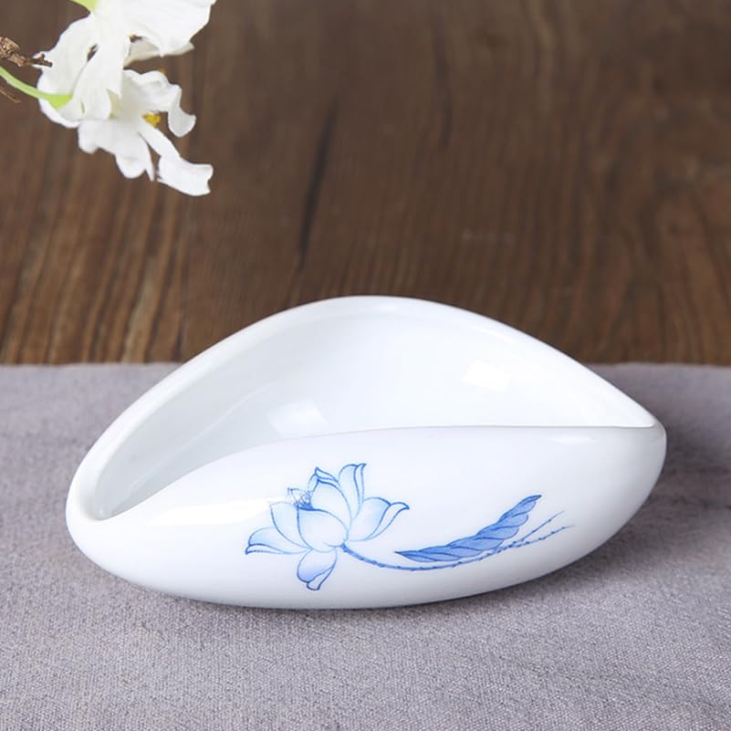 Cucharas de té y taza dosificadora de café que evitan derrames en mesa 7