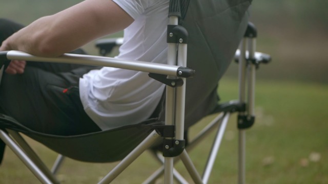 KingCamp Opvouwbare Campingstoel, Draagvermogen tot 205 kg, Gevoerde en Draagbare Campingstoel voor Volwassenen met Verstelbare Lendensteun, Koeltas en Armleuning, Stoel voor Tuin en Vissen, Zwart KingCamp Opvouwbare Campingstoel, Draagvermogen tot 205 kg, Gevoerde en Draagbare Campingstoel voor Volwassenen met Verstelbare Lendensteun, Koeltas en Armleuning, Stoel voor Tuin en Vissen, Zwart