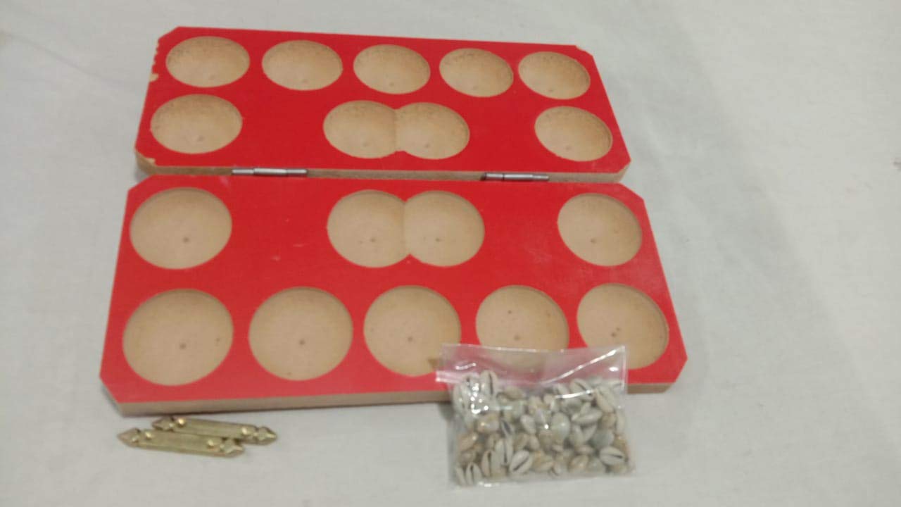 Harsithaa Traditional Wooden Rectangular Pallankuzhi Set with mica top / Shells & Box and thayam dice