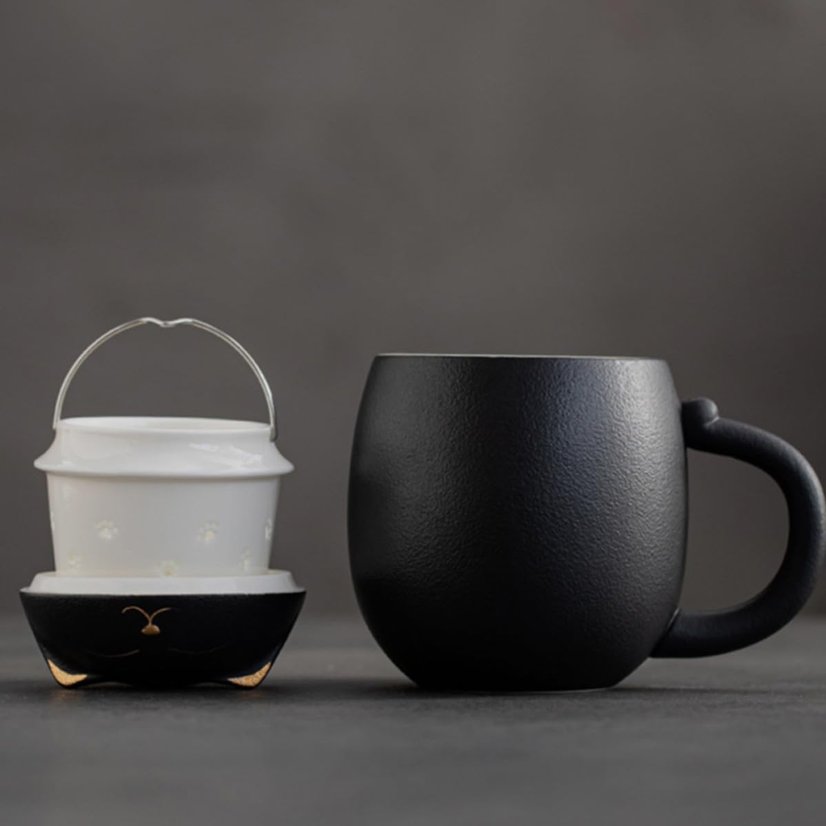MAGICLULU Mug en Céramique 400ml avec Couvercle et Filtre, Tasse à Boire Noire Décor Chat, Maison ou Cafés