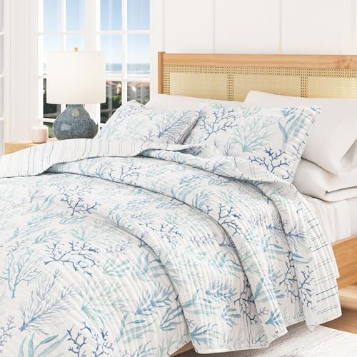 Image of Great Bay Home Coastal Quilt Set - 3-Piece Full /Queen Size Nautical Bedding Set - Lightweight, All-Season, Reversible Bedspread (Watercolor Coral)