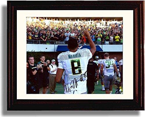 Oregon Football Marcus Mariota Saluting the Duck Nation Autograph Promo Photo - Framed 8x10