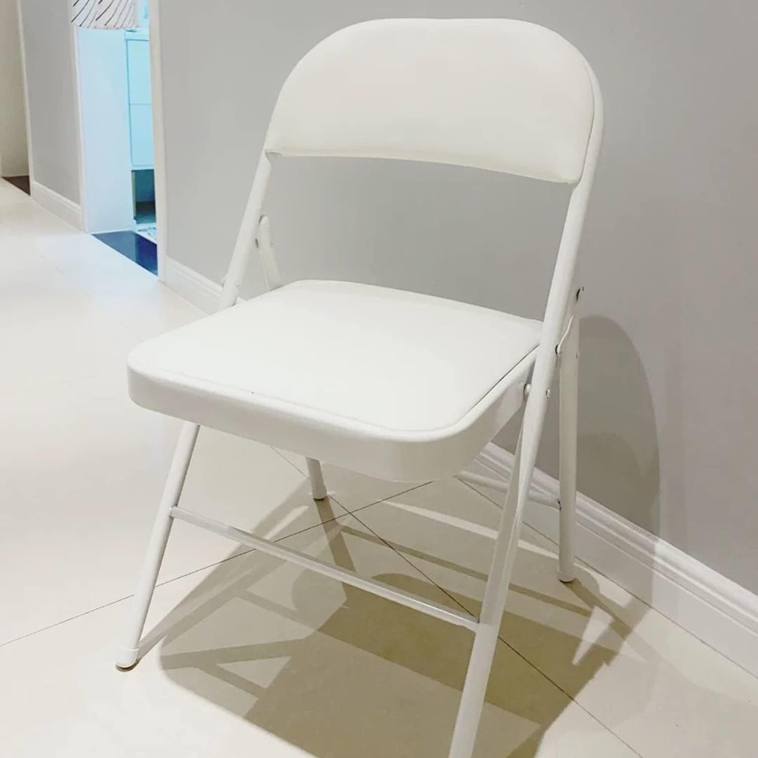 Genérico Taburete Plegable Portátil, Capacidad De Carga De 136 Kg (300 Lbs), Estructura De Acero, No Requiere Montaje, Apilable, Apto para Uso En Interiores Y Exteriores (White)