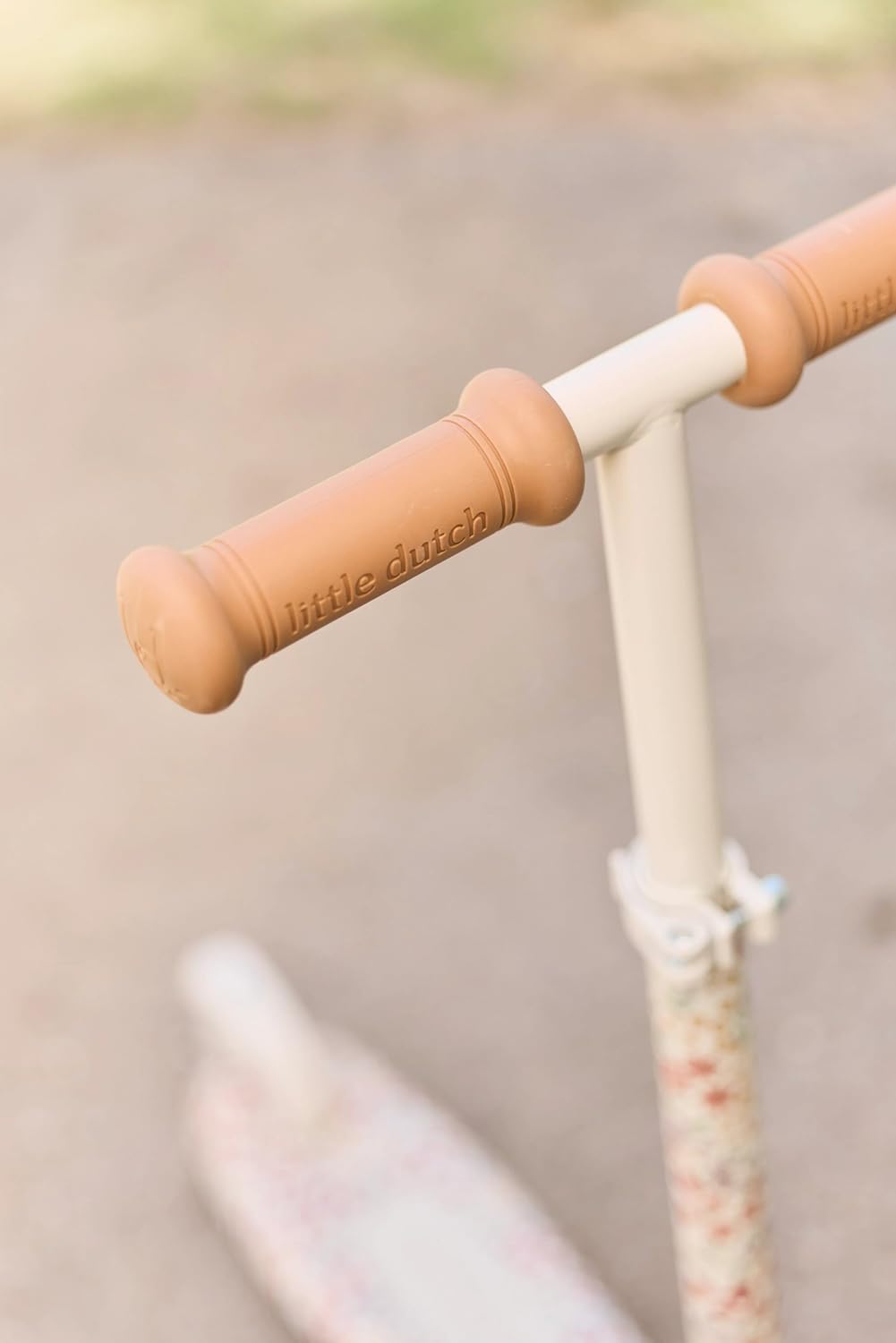 Little Dutch Kinder Scooter - Stabiler Roller - Höhenverstellbarer Cityroller - Sportlicher Kinderroller - Tretroller mit 3 Rädern - für Mädchen von 3-5 Jahre - bis zu 50 kg - Sunny Flower - weiß