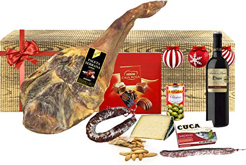 Cesta De Navidad Con Paleta Serrana Duroc, Queso, Chorizo, Vino, Sardinas, Aceitunas, Fuet, Bombones Y Picos De Pan. Cesta De Navidad Con Paleta Serrana Duroc, Queso, Chorizo, Vino, Sardinas, Aceitunas, Fuet, Bombones Y Picos De Pan.