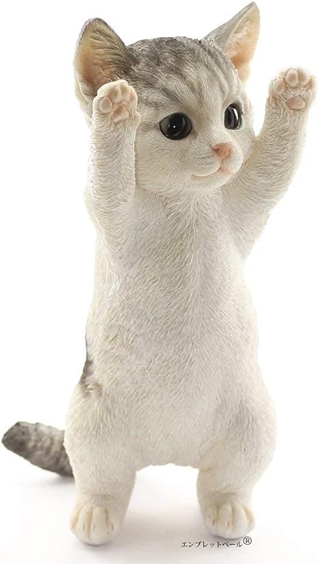 Amazon リアルすぎてドキッとするほど本物そっくりなネコのガーデンオーナメント 手をあげろポーズ サバトラ 猫好きな人へのプレゼント オブジェ 置物 エンプレットベール R 置物 オブジェ オンライン通販
