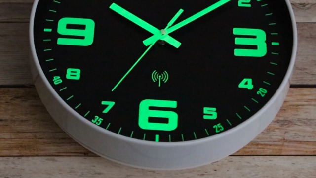 Horloge murale radio-pilotée pendule cadran en aluminium - AMS Modèle Horloge murale radio-pilotée pendule cadran en aluminium - AMS Modèle