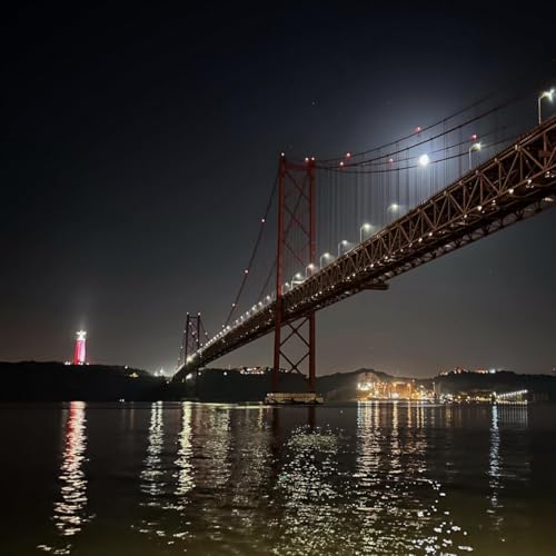 Ponte 25 de Abril, Lisbon, Portugal on 8th August 2025 around midnight – by Katherina Lindekens Podcast Por arte de portada