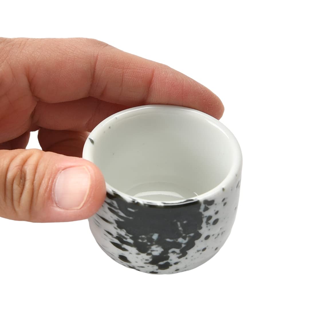 Amazon.co.jp: 白磁に黒吹 ぐいのみ [50×37mm] | お猪口、ぐい飲み