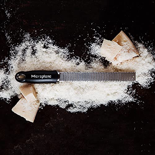 Microplane Zester rasp in Zwart voor citrusvruchten, harde kaas, gember, chocolade, nootmuskaat en truffel met fijn roestvrijstalen blad - Made in USA - Image 4