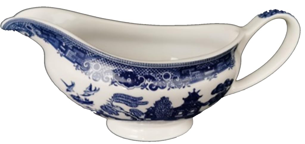 AuraHome Blue Willow Ceramic Gravy Boat Size Approx 21 x 8 x 8 cm Inclusive of Handle Iconic Elegant Blue-Printed Scene on White Porcelain Depicts Nature & Historical Imagery