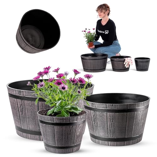 KADAX 3er Set Pflanztopf im Holzfass-Design, ø 23cm + 30cm + 40cm, aus wetterfestem Kunststoff, für Garten, Terrasse & Balkon, dekorativer Blumentopf, Braun, Teich mit Wassereimer