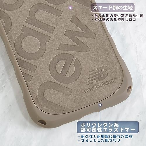 【 New Balance 正規品 】 iPhone15 対応 ケース 耐衝撃 米軍MIL規格 ワイヤレス充電対応 ブランド スマホケース アイフォン15用 iiPhone 15用ケース 6.1インチ 「 背面/スタンプロゴ 」 ニュー バランス ロゴ型押し スエード カバー (グレージュ)