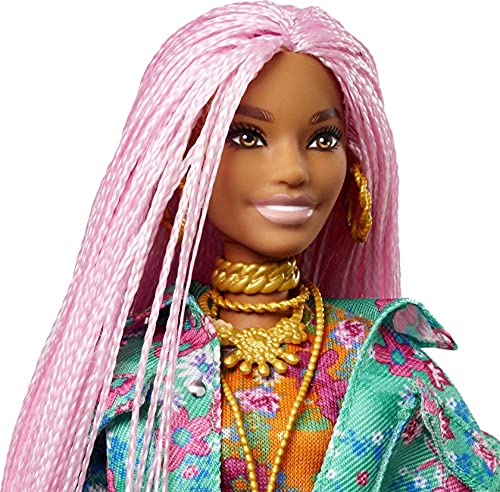 Barbie GXF09 - Extra Puppe, pinke Flechtzöpfe, in Floral bedruckter Jacke & Hose, DJ Haustier-Maus, mehrlagiges Outfit… – Bild 7