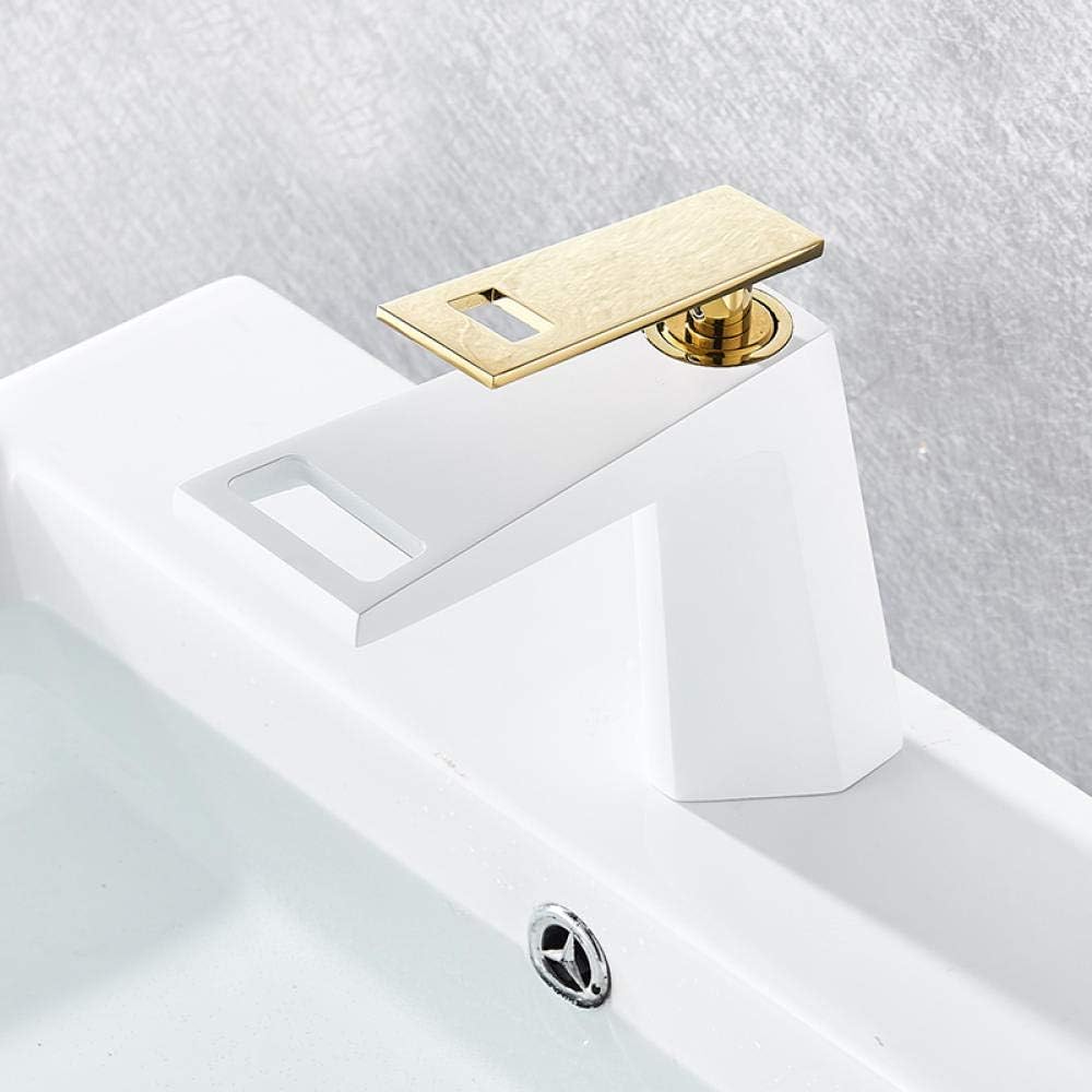Robinet de lavabo cascade pour rénovation de salle de bains familiale et moderne