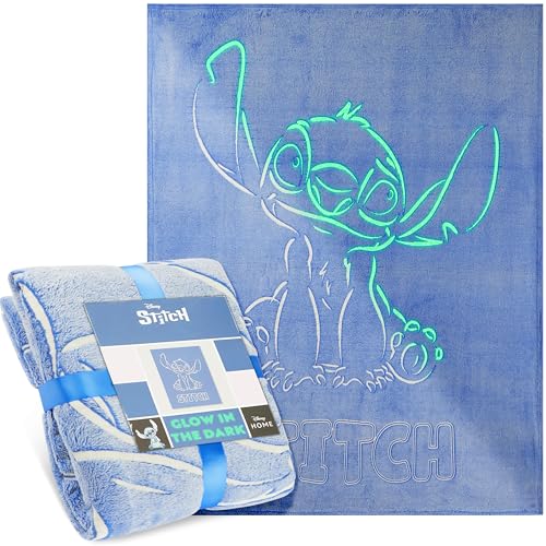 Get Trend Disney Stitch Manta Que Brilla en la Oscuridad 130x150cm para Niños y Adultos, Ideal para Cama o Sofá, Diseño Decorativo, Regalo Original (Morado Stitch) Get Trend Disney Stitch Manta Que Brilla en la Oscuridad 130x150cm para Niños y Adultos, Ideal para Cama o Sofá, Diseño Decorativo, Regalo Original (Morado Stitch)
