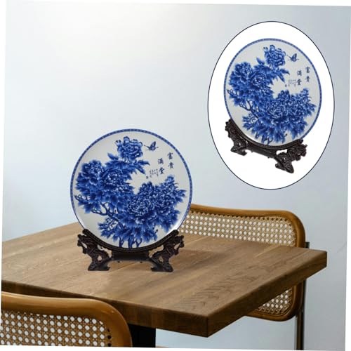 Plato azul y blanco ornamental OSOLADY con peana de madera 7