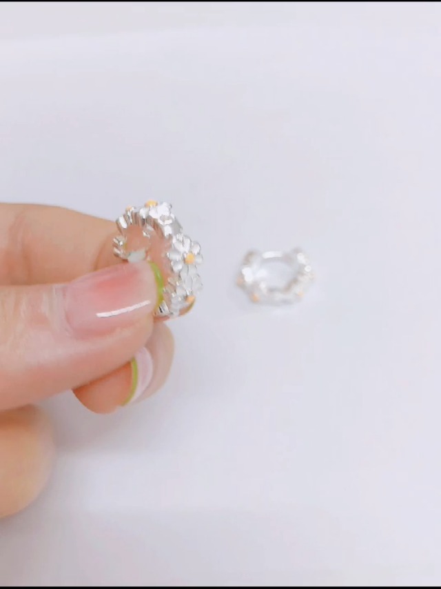 Kokoma Vintage Blue Daisy Flower Small Hoop Earrings For Women 925 Sterling Silver Daisy Huggie Hinged Hoops Cartilage Earrings Elegant Ear Jewelry Gifts For Birthday Party