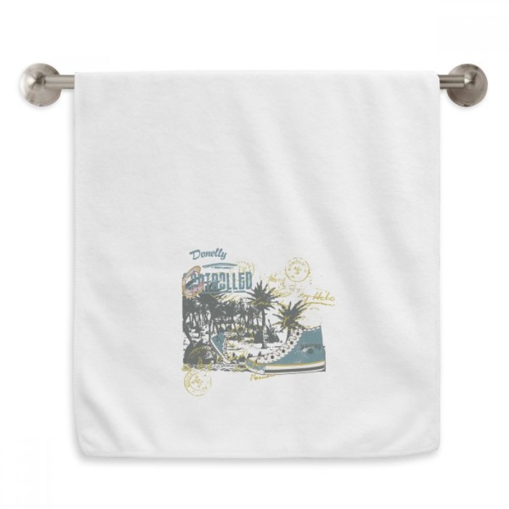 Serviettes de toilette motif cocotier pour une salle de bain style vacances