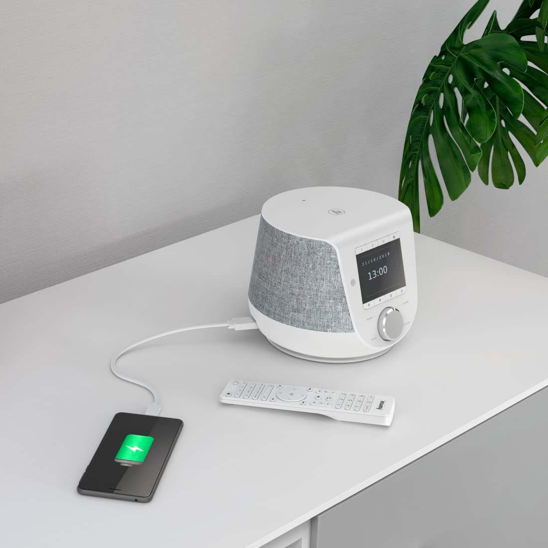Hama DAB+ Digitalradio Internetradio (Smart Radio mit 2-Wege-Lautsprecher & Handy-Ladefunktion, WLAN/DAB/DAB+/FM, Bluetooth/Spotify Streaming, Stationstasten, Radio-Wecker, App) Weiß