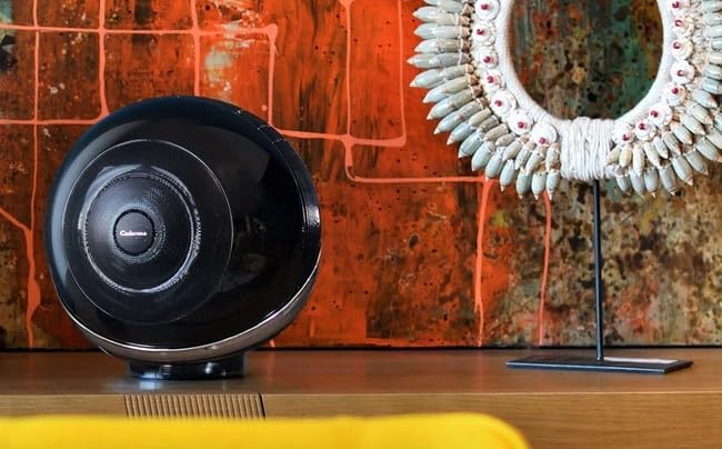 Oratè entelijan Cabasse Pearl Akoya a nan yon chanm ak atizay abstrè.